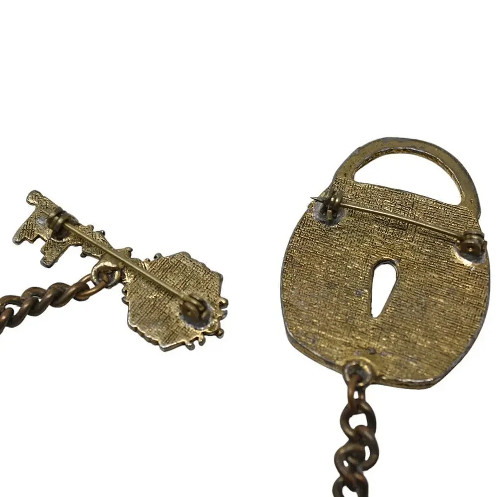 Vintage Lock & Key Sweetheart Brooch Pin Gold Tone Chain Jeanne Style - Hey Viv